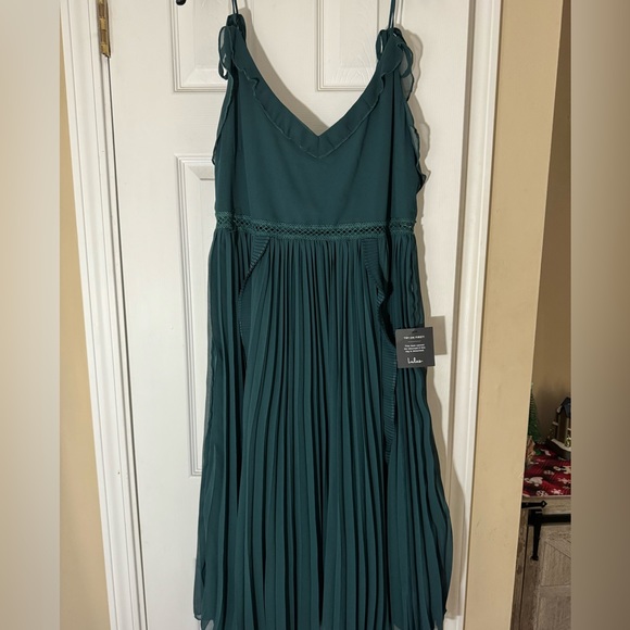 Lulus: Emerald Green Tie-Strap Pleated Midi Dress - Picture 2 of 10